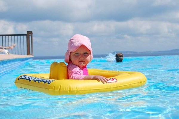 Quels sont les accessoires indispensables à emporter pour profiter des jeux de piscine ?